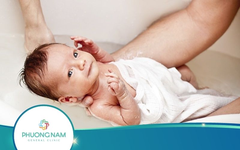 Tắm Cho Trẻ Sơ Sinh Bằng Gì Là Tốt Nhất? An Toàn Nhất?