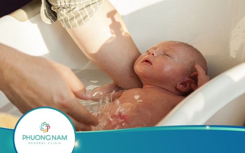 Cách Xử Lý Thông Minh Lúc Trẻ Sơ Sinh Bị Sặc Nước Khi Tắm